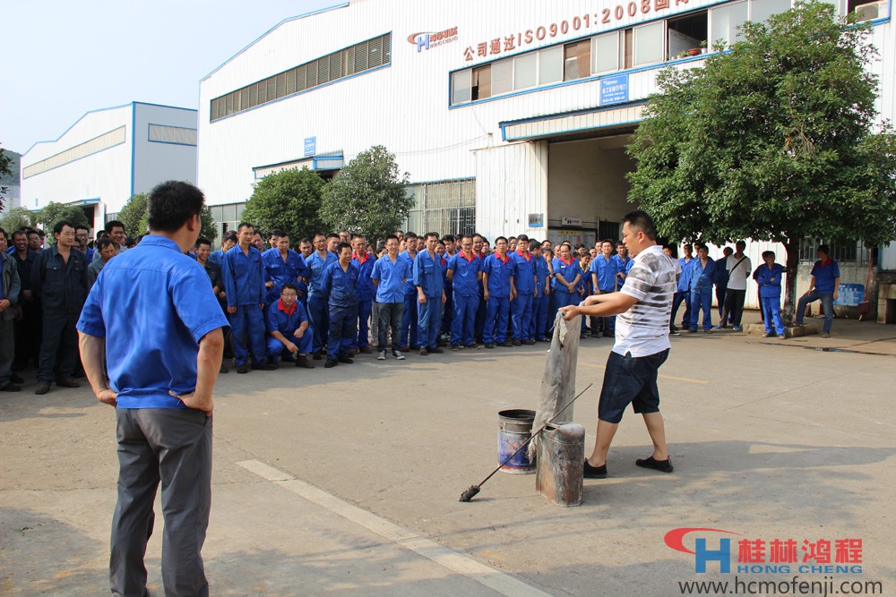 桂林鴻程加強(qiáng)磨粉機(jī)生產(chǎn)安全意識舉辦消防培訓(xùn)和逃生演練 桂林鴻程加強(qiáng)磨粉機(jī)生產(chǎn)安全意識舉辦消防培訓(xùn)和逃生演練